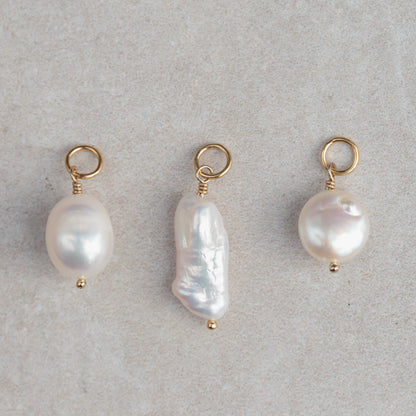 Elegant freshwater pearl pendant in 14K gold, featuring a luminous pearl suspended from a delicate gold chain.