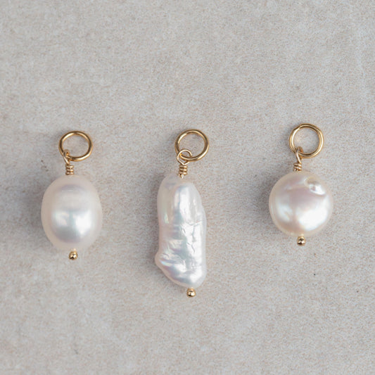 Elegant freshwater pearl pendant in 14K gold, featuring a luminous pearl suspended from a delicate gold chain.