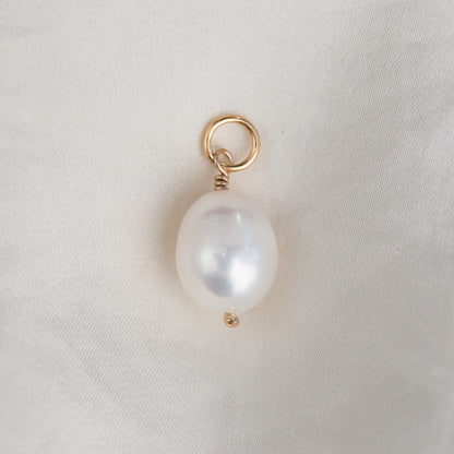 Freshwater pearl pendant