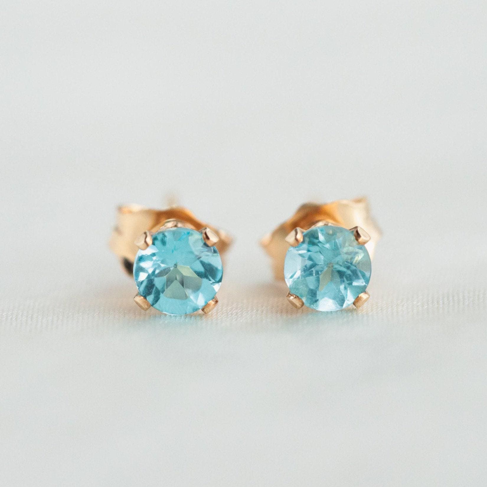 Apatite studs - 14K