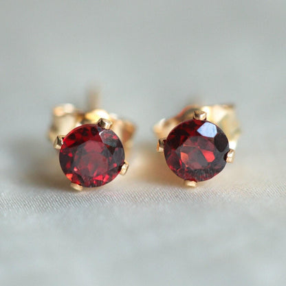 Garnet studs - 14K