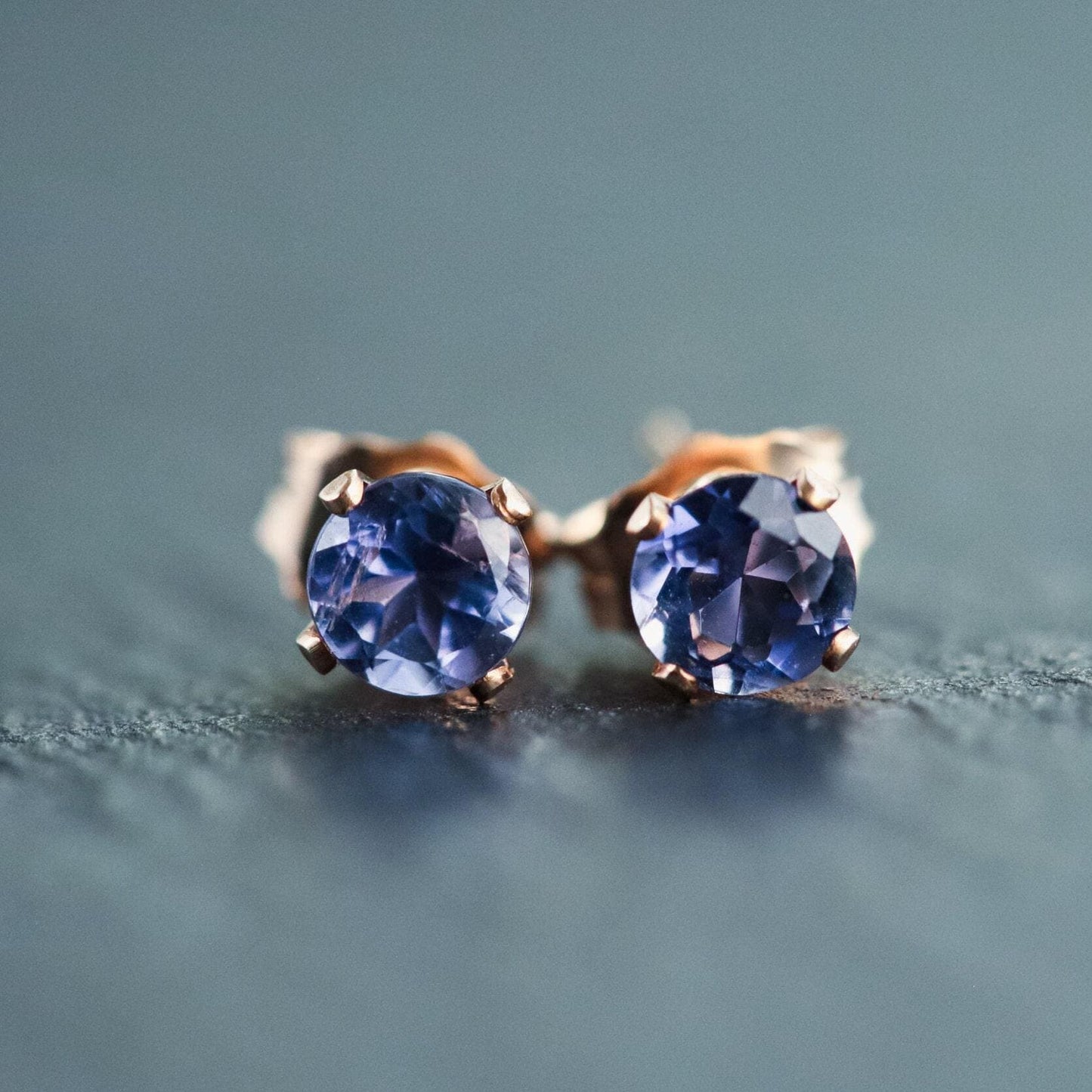 Iolite stud earring - 14K