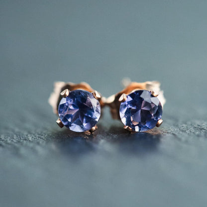 Iolite stud earring - 14K