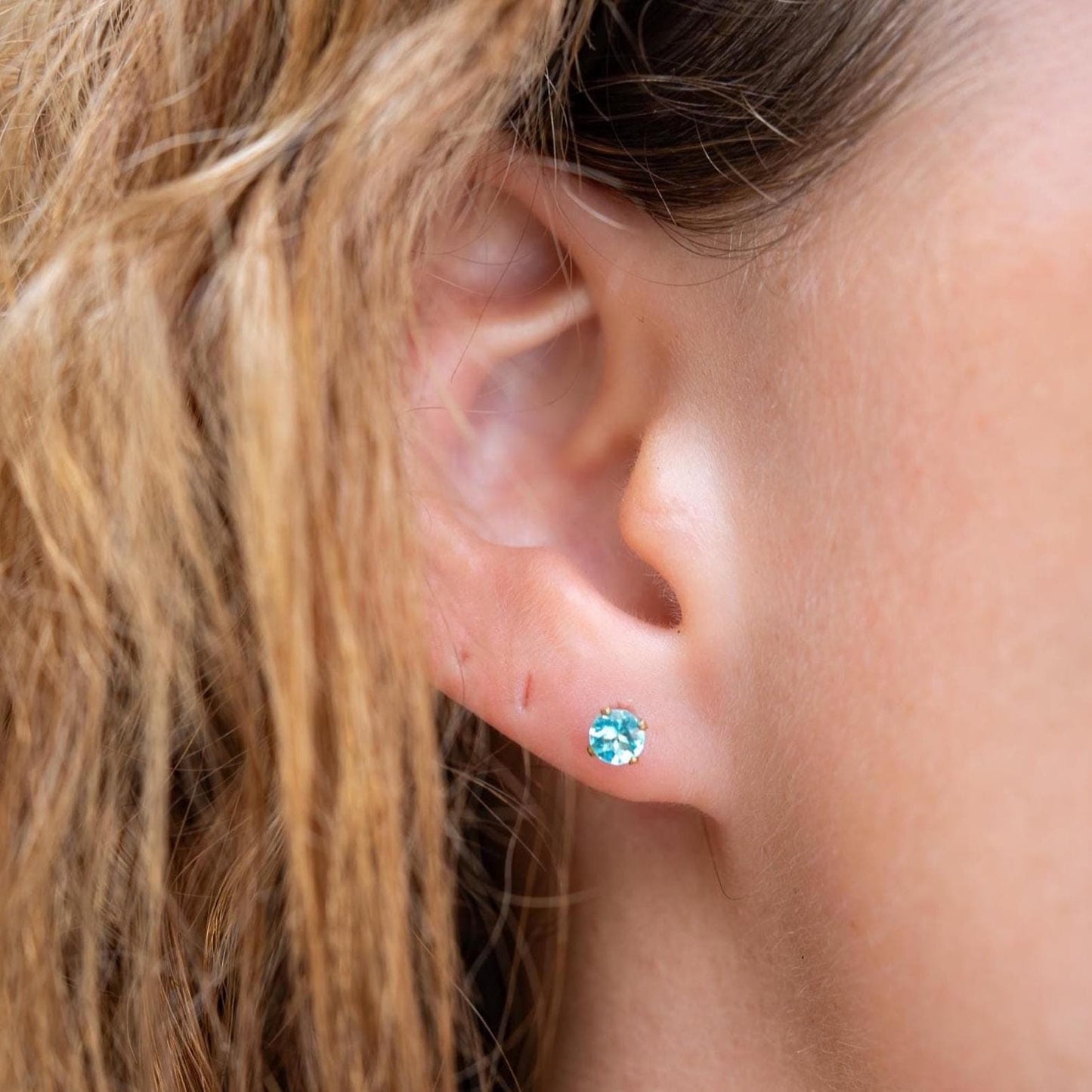 Apatite studs - 14K