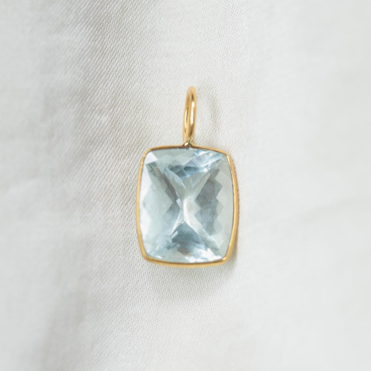 Aquamarine and solid 14K gold ocean pendant necklace by Earthly Abundance featuring a shimmering aquamarine stone.