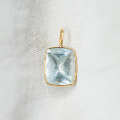 Aquamarine and solid 14K gold ocean pendant necklace by Earthly Abundance featuring a shimmering aquamarine stone.