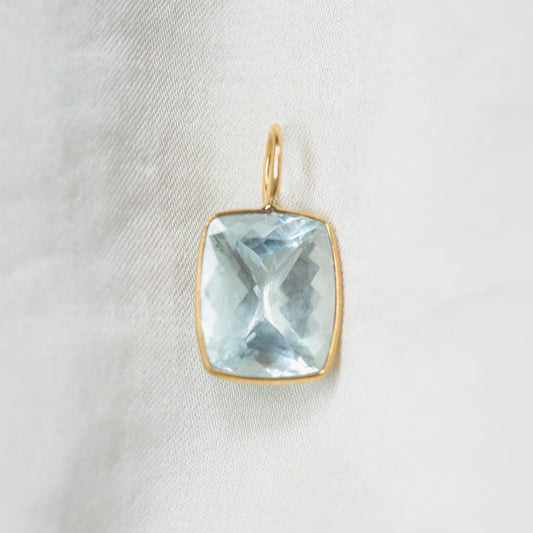 Aquamarine and solid 14K gold ocean pendant necklace by Earthly Abundance featuring a shimmering aquamarine stone.